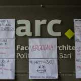 Fogli di protesta all'entrata della facolt�